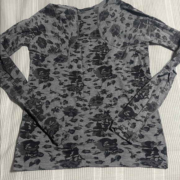 Athleta Gray and Black Floral Top - Picture 3 of 3